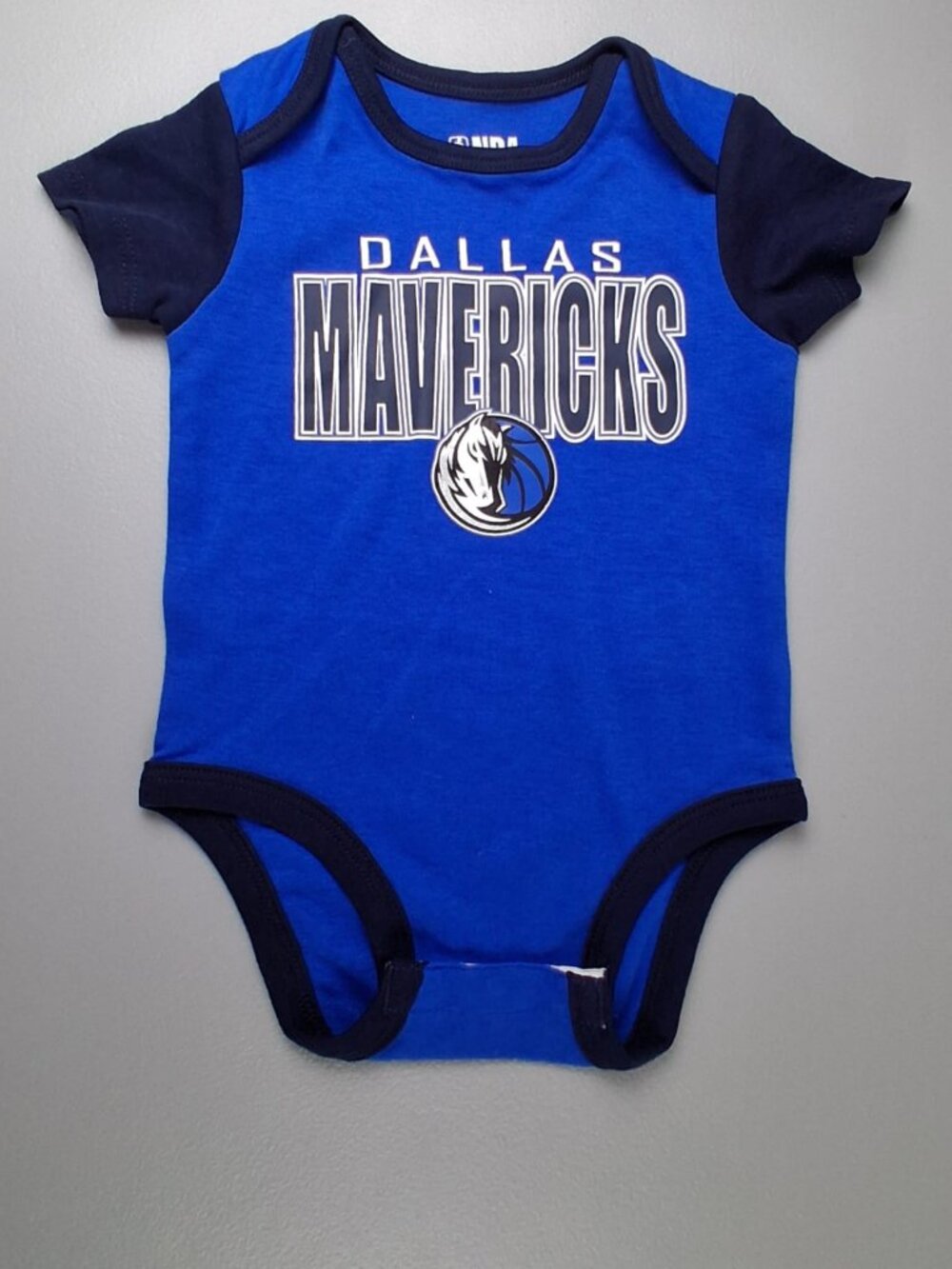 NBA Dallas Mavericks short-sleeve baby bodysuit, 3-6 M